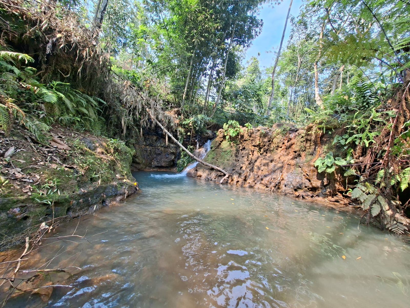 Curug Cibanteri dengan aliran air di antara bebatuan di Desa Tembong.