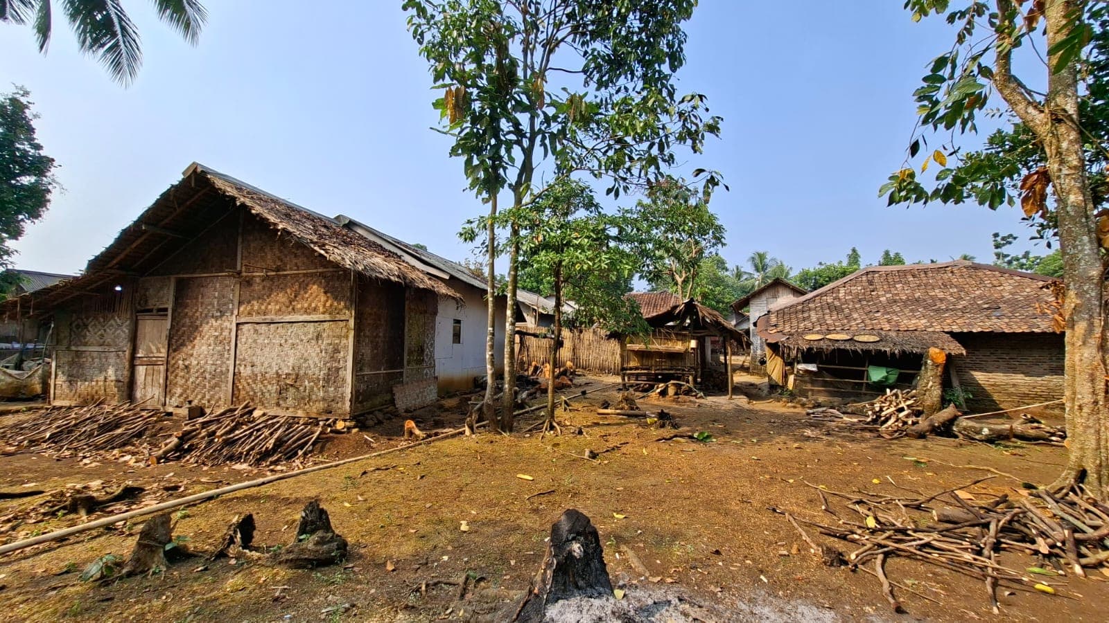 Sudut kampung berdinding bilik bambu di Desa Tembong.