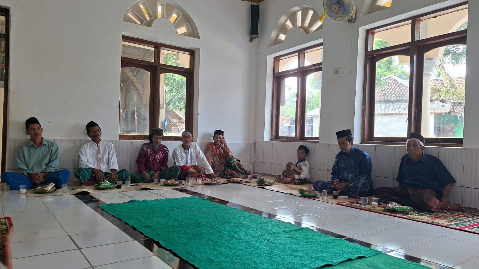 Warga berkumpul dalam pengajian di masjid Desa Tembong.